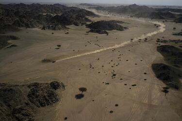 Un piloto conduce su coche durante el prólogo del Rally Dakar en Yanbu, Arabia Saudita. 