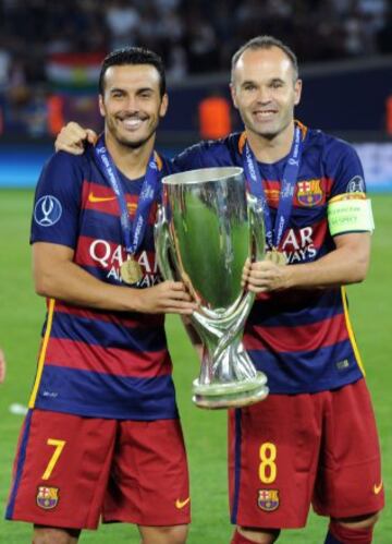 Pedro sostiene la copa de la Supercopa de Europa con Andrés Iniesta.