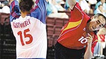 <b>IRREGULAR. </b>Dujshebaev mejoró al final con un gol y una exclusión forzada.