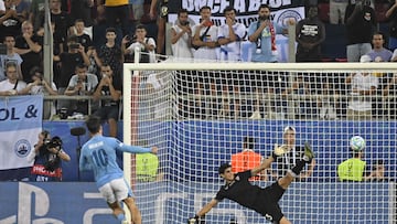 Manchester City's English midfielder #10 Jack Grealish scoring a goal during the penalty shootout of the 2023 UEFA Super Cup football match between Manchester City and Sevilla at the Georgios Karaiskakis Stadium in Piraeus on August 16, 2023. (Photo by Louisa Gouliamaki / AFP)