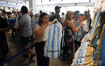 Venta de la nueva camiseta del Málaga CF 2024-25 en la tienda de La Rosaleda.