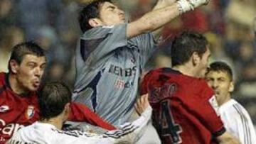 <b>INSUPERABLE.</B> La actuación de Casillas resultó determinante para que el Real Madrid venciera en Pamplona.