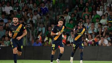 Iker Almena derriba la puerta de Míchel... y de Primera