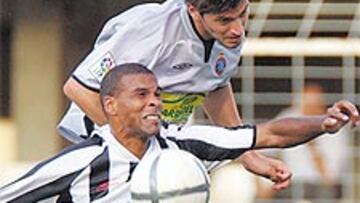 <b>NOCHE DE GOLES. </b>El Espanyol ganó a un valiente Castellón 1-3. Jarque remató un centro de Álex, poniendo el 0-1 en el marcador. Velamazán lucha con un rival. Abajo, el banquillo perico.