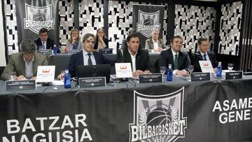 El presidente del Bilbao Basket, Jon Davalillo (c) junto al resto de directivos durante la Asambela General del Bilbao Basket, para tratar la situaci&oacute;n econ&oacute;mica del club.