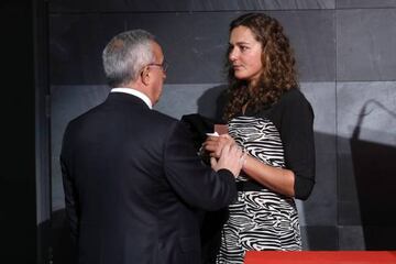Alejandro Blanco hizo un aparte con Anna Boada al terminar la Gala de la Federación de Remo para ofrecerle la ayuda del COE.