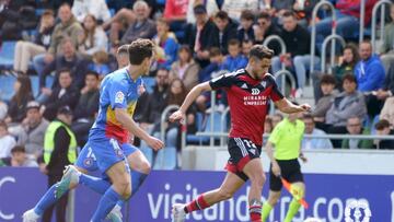Salinas conduce el balón en el último duelo ante el Andorra.