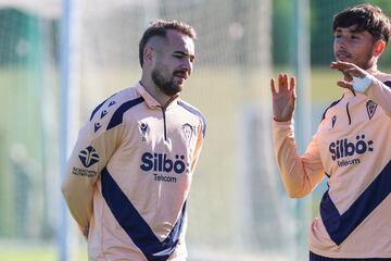 Lanchi y Javier Ontiveros en el entrenamiento del pasado mircoles en la Ciudad Deportiva Baha de Cdiz.