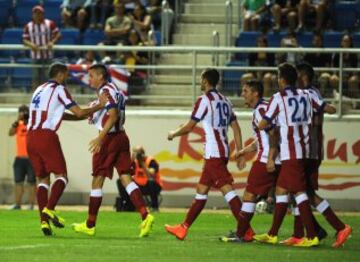 El defensa uruguayo del Atlético de Madrid, José María Giménez (c), celebra su gol junto a sus compañeros, segundo del equipo frente a la Sampdoria, durante la final del LX Trofeo Carranza