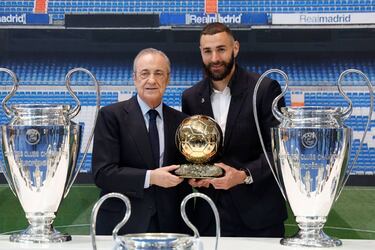 El delantero francés posa junto a Florentino Pérez y el Balón de Oro conseguido con la camiseta blanca.