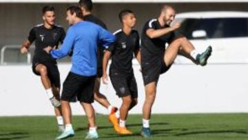 Nordim Amrabat (d) entrenando junto a sus compañeros del Málaga.