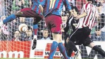 <b>GOLAZO. </b>Samuel Etoo hizo, con este remate, el único gol culé, que le sirvió para conseguir su 26º gol de la temporada y el Pichichi.