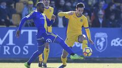 Borja Dom&iacute;nguez pelea un bal&oacute;n con Abdullah durante el encuentro de la Liga 1,2,3 entre Alcorc&oacute;n y C&aacute;diz.