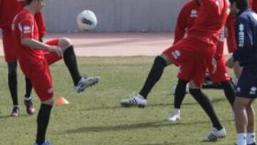 <b>SUAVE. </b>Piti y Michu juegan con el balón en el entrenamiento.