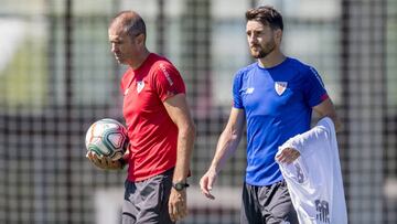 Gaizka Garitano con Aduriz en Lezama.