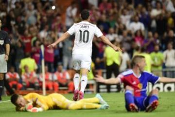 El centrocampista colombiano del Real Madrid James Rodríguez celebra su gol, cuarto del equipo, durante el partido de la primera jornada de la fase de grupos de la Liga de Campeones que Real Madrid y FC Basilea disputan esta noche en el estadio Santiago Bernabéu, en Madrid. 