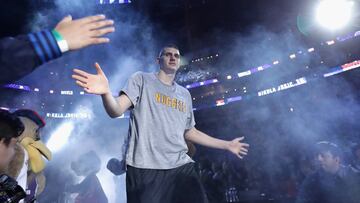 Nikola Jokic, pívot de Denver Nuggets, antes de un partido de la NBA.