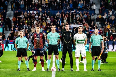 El capitán, Pablo Martínez, posa con la camiseta solidaria antes del inicio del encuentro de Liga frente al Elche.
