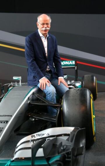 El jefe de Daimler AG, Dieter Zetsche posa con el coche de la temporada que comenzará en pocos días.