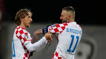 Riga (Latvia), 18/11/2023.- Luka Modric (L) of Croatia gives the captain's armband to Marcelo Brozovic during the UEFA EURO 2024 Group D qualification match between Latvia and Croatia in Riga, Latvia, 18 November 2023. (Croacia, Letonia) EFE/EPA/TOMS KALNINS
