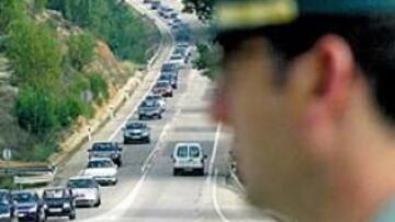 <b>RESPETUOSOS Y RESPETADOS. </b>La Guardia Civil custodió los cruces de la N-111 y de la A-2, pero no intervino en la manifestación.