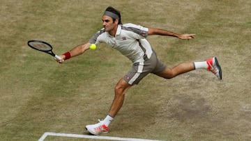 Tennis - ATP 500 - Halle Open - Gerry Weber Stadion, Halle, Germany - June 22, 2019 Switzerland's Roger Federer in action during his semi final match against France's Pierre-Hugues Herbert REUTERS/Leon Kuegeler