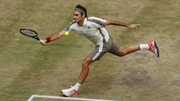 Tennis - ATP 500 - Halle Open - Gerry Weber Stadion, Halle, Germany - June 22, 2019   Switzerland&#039;s Roger Federer in action during his semi final match against France&#039;s Pierre-Hugues Herbert   REUTERS/Leon Kuegeler