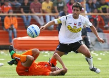 Volante de contención que obtuvo varios títulos en Colo Colo, tras surgir de Wanderers, club con que también fue campeón. Con la Roja jugó el Mundial de Francia 1998.