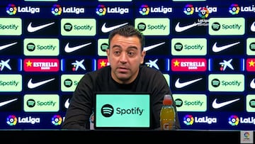 Xavi desvela la frase que le dijo Mateu al oído al abrazarlo y es surrealista: se cruzó el Camp Nou para esto