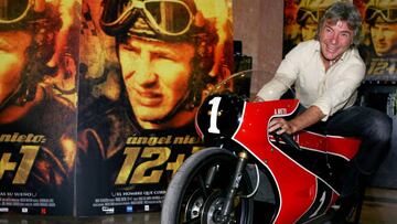 El 12+1 veces campe¨®n de motociclismo ?ngel Nieto posa sobre una moto antigua en un photocall en Madrid el 21 de noviembre de 2005.