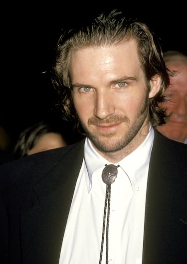 Año de la foto: 1994.
Ela cotr británico, aunque criado en Irlanda alcanzó el estrellato por su actuación como el comandante nazi Amon Göth en la película La lista de Schindler, dirigida por Steven Spielberg, la que lo llevó a la nominación al premio Oscar en la categoría de actor de reparto. Repetiría nominación como actor protagonista en 1996 por su papel en la película El paciente inglés, dirigida por Anthony Minghella.
El público más joven le reconocería mejor con una protesis nsal y una calva falsa interpretando al principal villano de Harry Potter, Lord Voldemort.