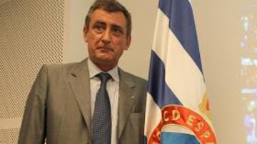 <b>'GENÉTICA PERICA'. </b>Sergio Oliveró posa junto a la bandera blanquiazul, ayer, en la librería Excellence.