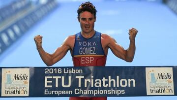 El triatleta Javier Gomez Noya celebra su triunfo en el campeonato de Europa de triatl&oacute;n en Lisboa.