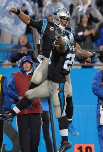 Los Panthers empezaron mandando muy pronto en el marcador. Sus dos primeros drives se tradujeron en un field goal de Gano y un touchdown de carrera de Jonathan Stewart (en la foto celebrando éste con Cam Newton).