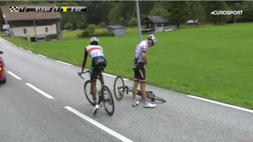 Tom Dumoulin se lleva la mano a la mu&ntilde;eca tras sufrir una ca&iacute;da en la 19&ordf; etapa del Tour de Francia.