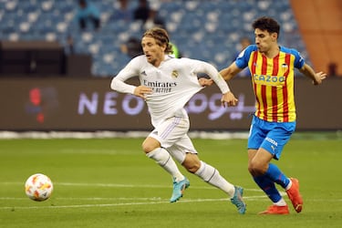 André Almeida agarra de la camiseta a Luka Modric.