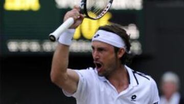 <b>WIMBLEDON</b> Juan Carlos Ferrero se impuso en tres sets al francés Gilles Simon.