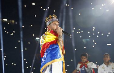 El camero ha sorprendido a todos con el lanzamiento de su nueva canción titulada ‘Cibeles’, donde además nos ha dejado unos enigmáticos versos vinculados a su pasado como jugador del Real Madrid. No obstante, no se trata de su primera vez, sino que en más ocasiones ha aparecido por estudios para grabar más hits, como ‘La Roja baila' junto a la Niña Pastori, ‘Otra estrella en tu corazón’ con Demarco Flamenco y ‘No me contradigas’ acompañado de Los Yakis.