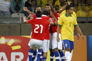 24 de abril de 2013: En un amistoso en donde ambas escuadras jugaron con seleccionados del medio local, Chile y Brasil igualaron a dos tantos en un duelo que terminó con pifias para los locales en el Mineirao de Belo Horizonte. Para el 'Scracht' marcó Réver (25') y Neymar (54'). Para la escuadra de Sampaoli anotaron Marcos González (7') y Eduardo Vargas con un golazo de media distancia (64').