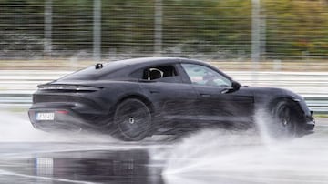 Un auto deportivo en una pista con agua