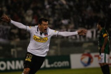 Fabi&aacute;n Ben&iacute;tez jug&oacute; 19 partidos y anot&oacute; un gol en el mediocampo albo de 2013. En la foto festeja su &uacute;nico gol a El Tanque Sisley de Uruguay por Copa Sudamericana.