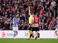 BILBAO, SPAIN - FEBRUARY 01: Referee, Guillermo Cuadra shows Brais Mendez of Real Sociedad a red card during the LaLiga EA Sports match between Athletic Club and Real Sociedad at Estadio de San Mames on February 01, 2026 in Bilbao, Spain. (Photo by Juan Manuel Serrano Arce/Getty Images)
