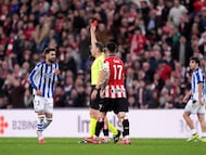 Guillermo Cuadra saca la roja a Brais Méndez.