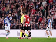 BILBAO, SPAIN - FEBRUARY 01: Referee, Guillermo Cuadra shows Brais Mendez of Real Sociedad a red card during the LaLiga EA Sports match between Athletic Club and Real Sociedad at Estadio de San Mames on February 01, 2026 in Bilbao, Spain. (Photo by Juan Manuel Serrano Arce/Getty Images)