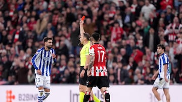 BILBAO, SPAIN - FEBRUARY 01: Referee, Guillermo Cuadra shows Brais Mendez of Real Sociedad a red card during the LaLiga EA Sports match between Athletic Club and Real Sociedad at Estadio de San Mames on February 01, 2026 in Bilbao, Spain. (Photo by Juan Manuel Serrano Arce/Getty Images)