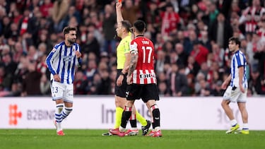 Guillermo Cuadra saca la roja a Brais Méndez.