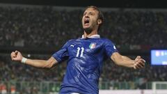 Gilardino celebra un gol con la camiseta de Italia.
