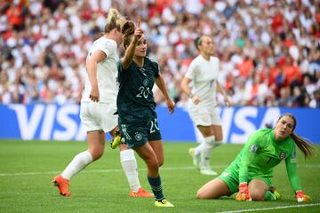 Lina Magull celebra el 1-1 para Alemania.
