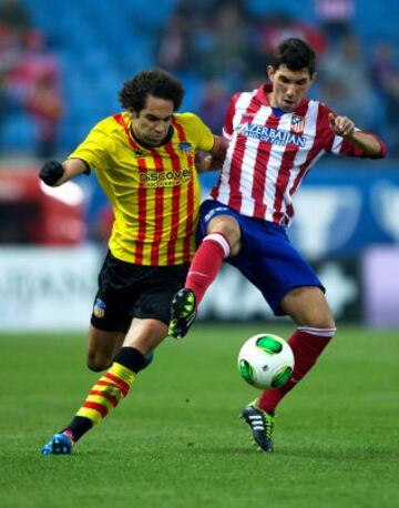 Carlos Ramos protege el balón ante Quim Araujo.