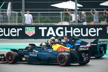 Durante el Gran Premio de Miami 2025, los 20 pilotos de F車rmula 1 desfilaron en r谷plicas a tama?o real de sus monoplazas, construidas con aproximadamente 400.000 piezas de LEGO cada una. Estas versiones el谷ctricas, con neum芍ticos Pirelli reales, alcanzaban hasta 20 km/h y fueron creadas en colaboraci車n con LEGO. El desfile reemplaz車 al tradicional cami車n de presentaci車n, ofreciendo una experiencia m芍s creativa, que gener車 entusiasmo tanto en la pista como entre los espectadores. La iniciativa busca acercar el espect芍culo de la F1 a los fans.